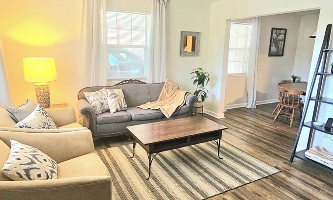 Jacksonville Casa | Charming 3/1 home in Jacksonville, 8 min to Stadium with Large Screen Porch