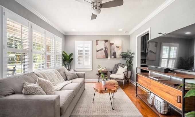 Lake Como Casa | Charming 3/2 Home | Near DT | King Bed | Fire Pit