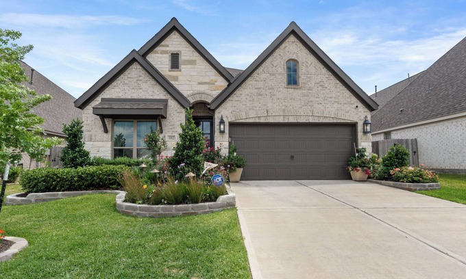 Magnolia Casa | Charming 3-bd house w/ nearby lake access, pickleball court, & outdoor kitchen