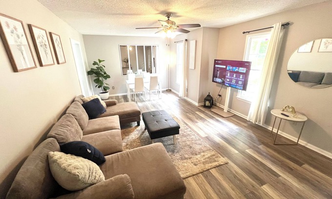 Columbia Casa | Charming 3 bedroom house in delightful Irmo with AC, WiFi