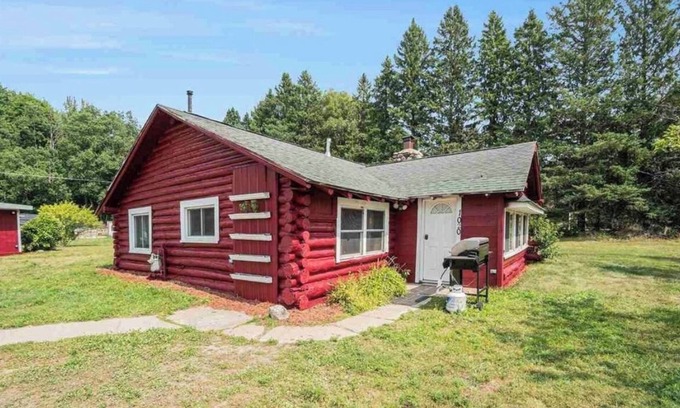 Boyne City Cabina | Charming 3-bdrm cabin with office fitness room in Boyne City 2 mi from Boyne mtn