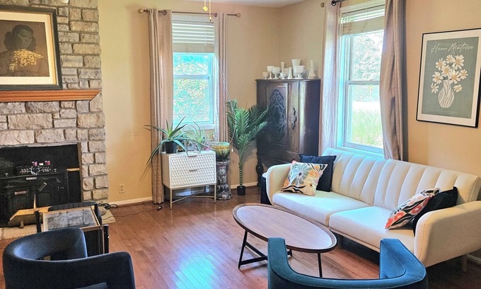 Groesbeck Casa | Charming 3-bed/ 2-bath home w parking central to Downtown and Spooky Nook Sports