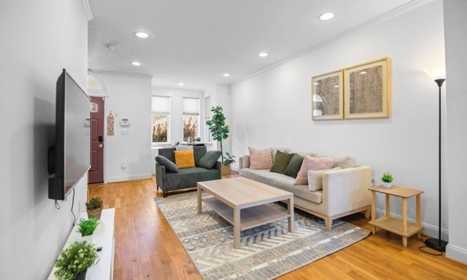 Kingman Park Cama Y Desayuno | Charming 3 Bed, 3 Bath B&B in Vibrant Capitol Hill.