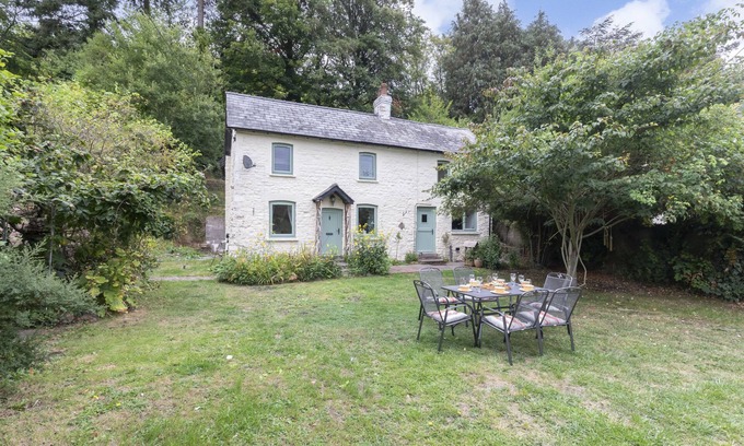 Gilwern Cabaña | Charming 3-Bed Cottage by the River Usk