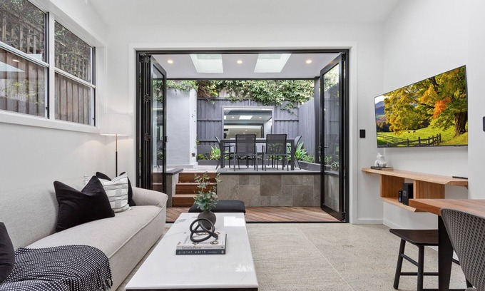 Balmain Casa | Charming 3-bed Cottage with a Courtyard