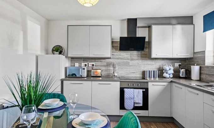 Peterborough Casa | Charming 3 Bed House in Peterborough with Parking