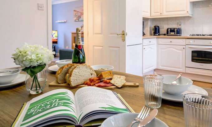 Milton Malsor Casa | Charming 3-bed Home with Parking, Sky TV & WiFi