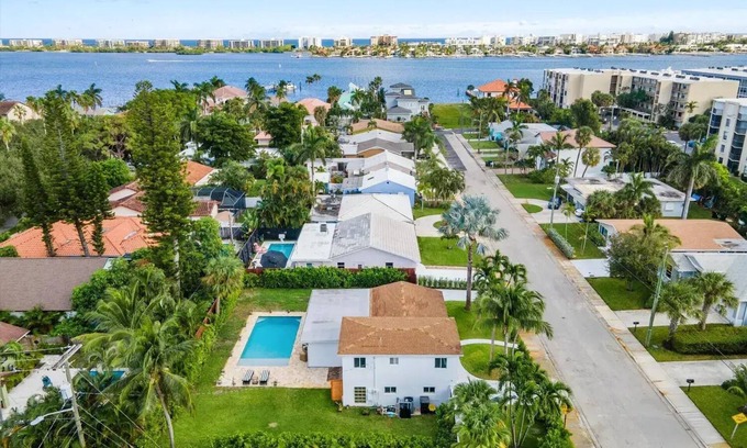 Island Estates Casa | Charming 3-bedroom house in amazing Lake Worth Beach with WiFi, AC, private pool
