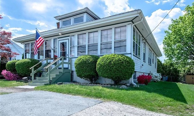 Middletown Casa | Charming 3 Bed with large backyard close to Newport