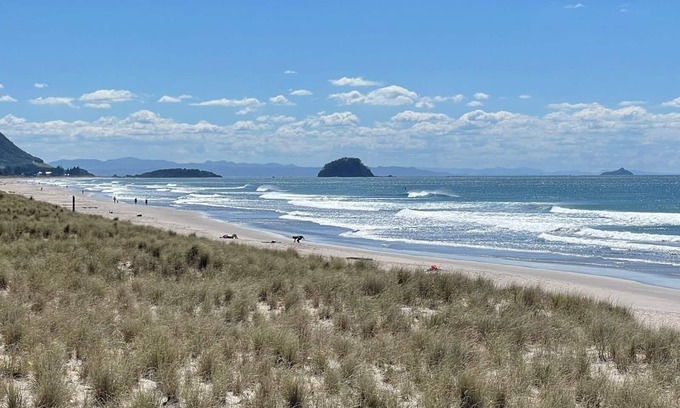 Mount Maunganui Casa | Charming 3-bedroom townhome in enchanting Mount Maunganui with AC, WiFi