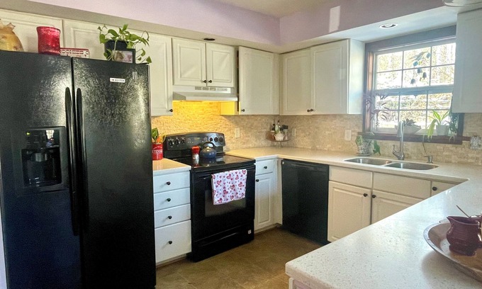 Fry's Spring Casa | Charming 3-bedroom townhome with WiFi, back deck and fire pit. Minutes from UVA