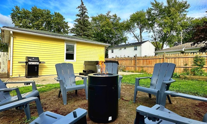 North Tonawanda Casa | Charming 3-bedroom house with AC, WiFi in lovely North Tonawanda