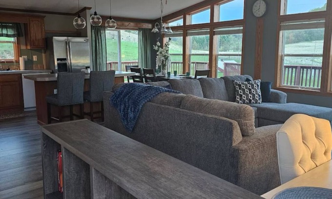 Richland Center Otro | Charming 3-bedroom farmhouse in rural Richland Area with hot tub and A/C
