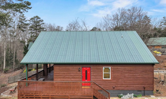 Flowery Branch Cabina | Charming 3-bedroom cabin in pleasant Flowery Branch with WiFi, AC