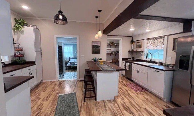 Willow Springs Casa | Charming 3-bedroom Craftsman house in delightful Willow Springs, MO
