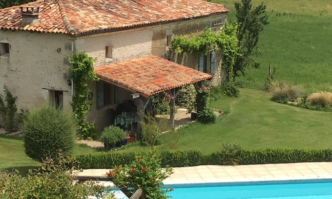 Saint-Quentin-de-Chalais Casa | Charming 3-bedroom house, wi-fi and pool. Disconnect in beautiful countryside.