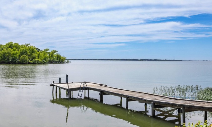 Point Casa | Charming 3-bedroom, gorgeous Lake Front, Fishing Dock, Fire Pit, Kayak & more
