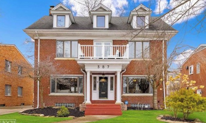 Grosse Pointe Casa | Charming 3-bedroom 3.5 bath house in desirable Grosse Pointe, MI