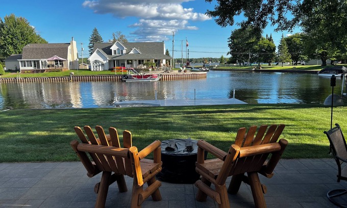 Prudenville Cabaña | Charming 3-bedroom Lake Cottage with Dock, WiFi, & AC on enjoyable Houghton Lake