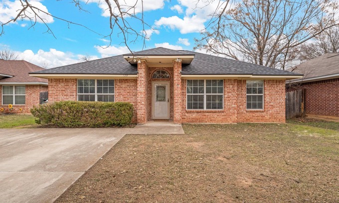 Lacy-Lakeview Casa | Charming 3-bedroom home in Waco!