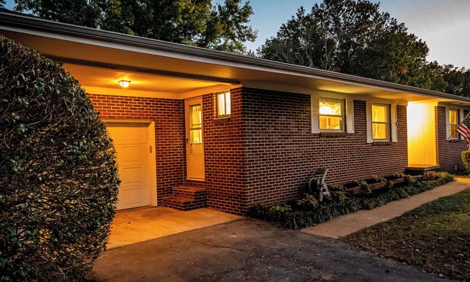 Middle Valley Casa | Charming 3-bedroom house with AC,Hot Tub, WiFi, free coffee & family friendly