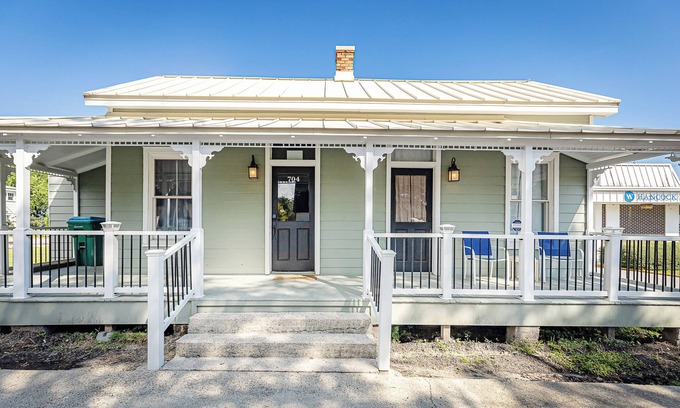 Biloxi Cabaña | Charming 3-bedroom 1-K, 2-Q, 3-bath cottage, downtown Ocean Springs, No Kitchen.
