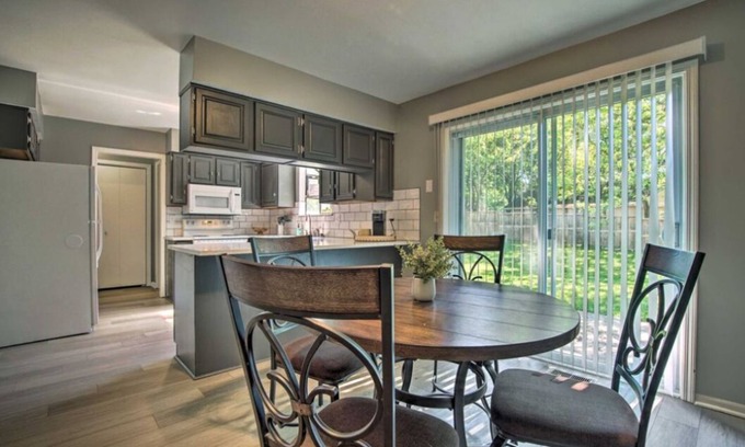 Overland Park Condominio | Charming 3-bedroom condo in peaceful Overland Park with AC