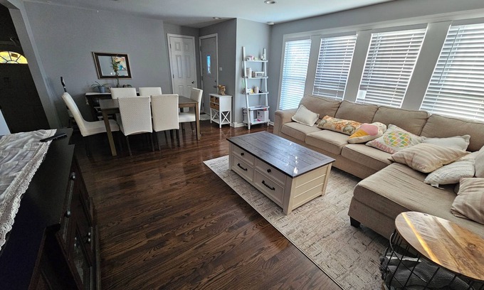 East Side Casa | Charming 3-bedroom 1 bathroom bungalow in cool Chicago with AC friendly family