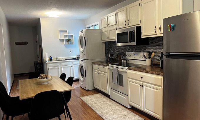Leominster Apartamento | Charming 3-bedroom - 10 miles to Wachusett Mountain Ski Area!