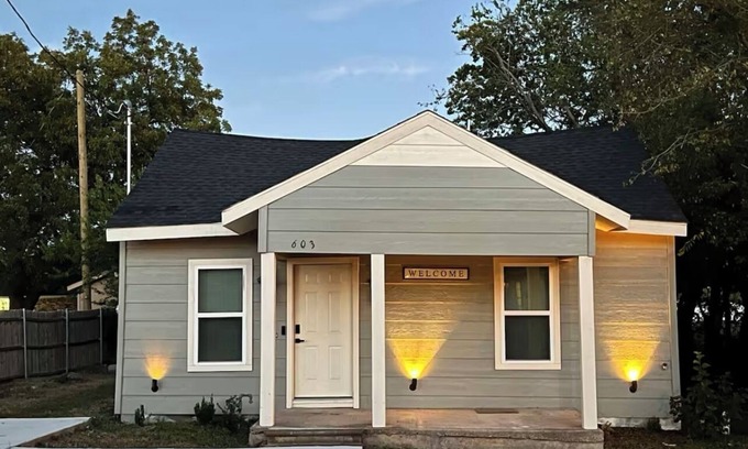 Terrell Casa | Charming 3-bedroom 2 bathroom house in Terrell with WiFi and AC