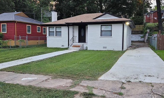 Birmingham Casa | Charming 3-bedroom 2 bathroom house with WiFi, AC in marvelous Birmingham..