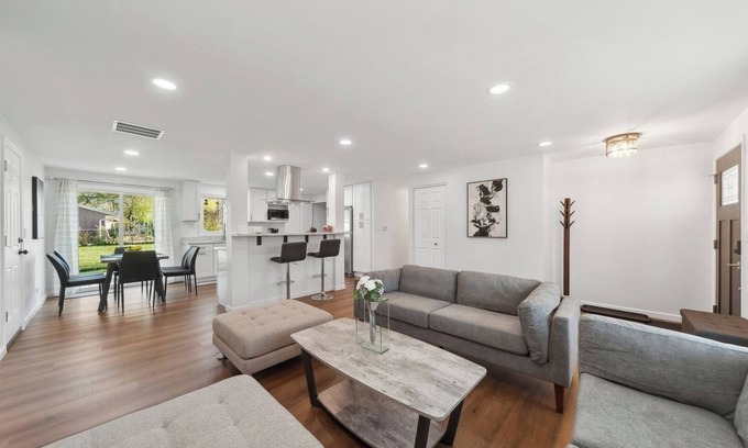Wasco Casa | Charming 3-bedroom/ 2 Bath Single Family Home/ Schaumburg
