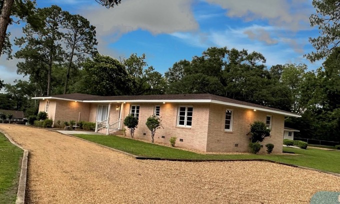 Summit Casa | Charming 3-bedroom 4 bathroom house in town, safe, close to everything!
