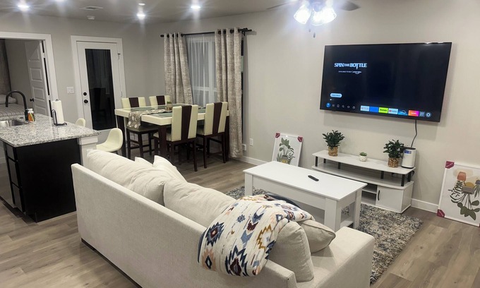 Odessa Casa | Charming 3-bedroom, 6 beds, 2 bathroom, house with AC and WiFi in awesome Odessa