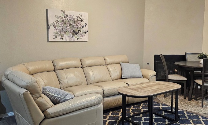 Rio Rancho Apartamento | Charming 3-bedroom apartment in enchanting Rio Rancho with AC, WiFi