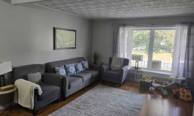 Brampton Casa | Charming 3 bedroom apartment close to Pearson Airport and all amenities
