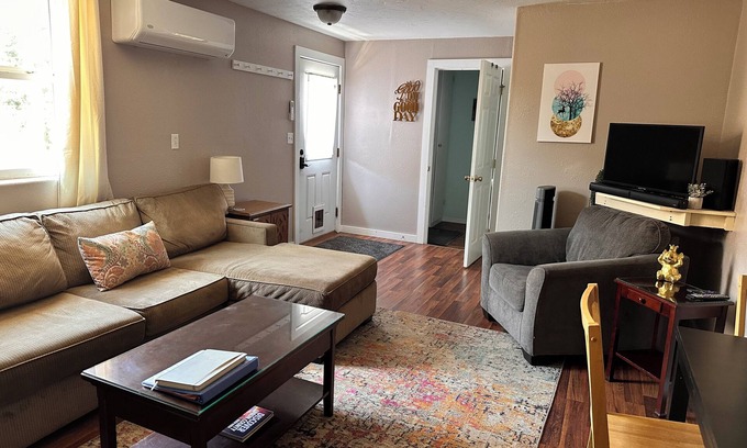 La Grande Apartamento | Charming 3-bedroom apartment with WiFi, AC walkable to downtown La Grande
