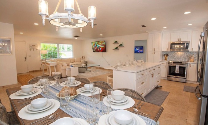 South Gate Ridge Casa | Charming 3-bedroom beach house in enchanting Sarasota only 8 minutes to Siesta