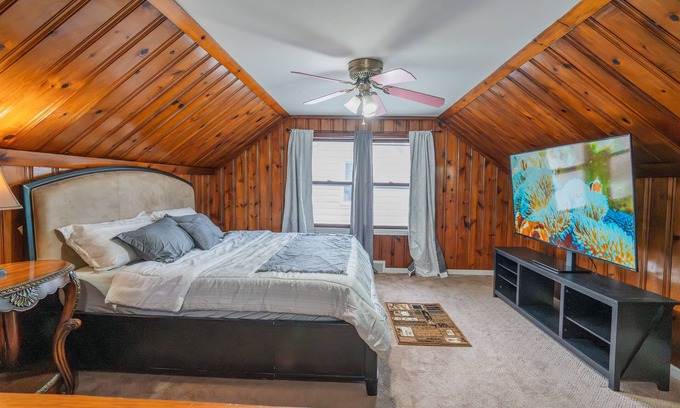 Dearborn Casa | Charming 3-bedroom bungalow with King Bed Dearborn