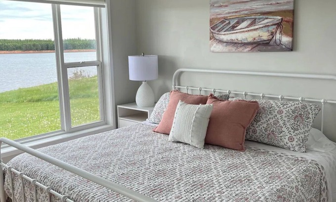 Clinton Cabaña | Charming 3-bedroom cottage in serene New London with AC, WiFi