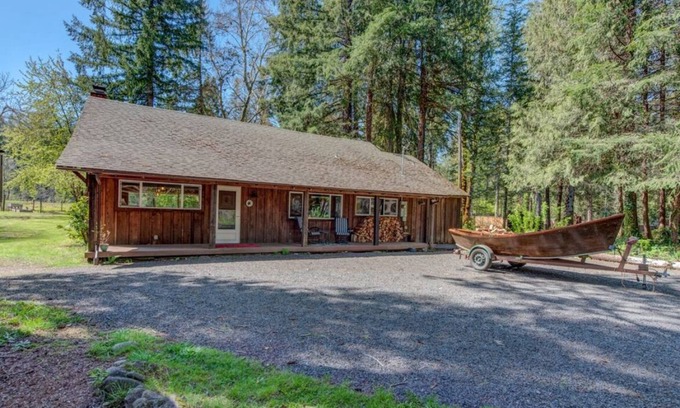 Blue River Cabina | Charming 3-bedroom cabin on Dearborn Island with WiFi, AC, Hot Tub