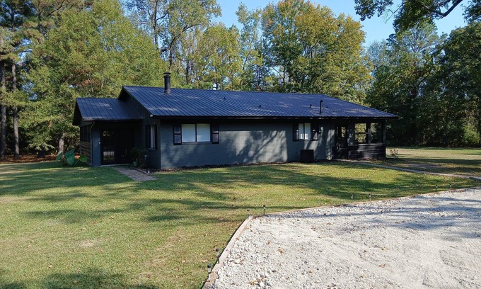 New Boston Casa | Charming 3-bedroom country house in New Boston. Privacy & relaxation unmatched.