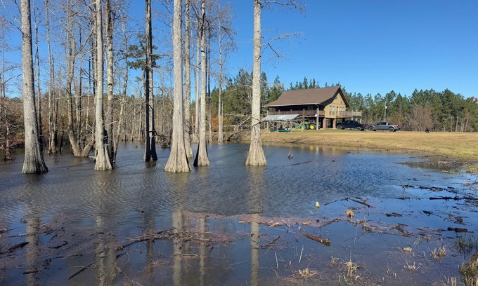 Lucedale Cabina | Charming 3-bedroom cabin with WiFi, AC on Escatawpa River in Lucedale MS