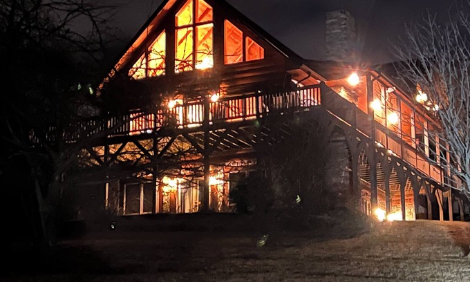 Piper Gap Cabina | Charming 3-bedroom cabin in Woodlawn with WiFi and AC