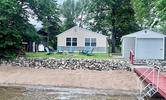 Dent Cabina | Charming 3-bedroom cabin right on the sandy shore of beautiful Star Lake.