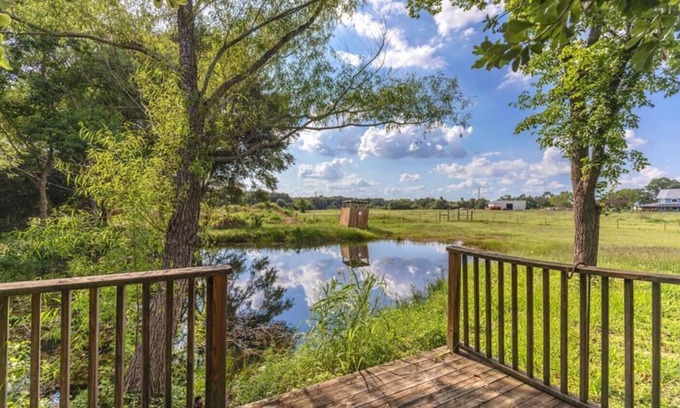 Bellville Cabaña | Charming 3-bedroom country cottage on a Small pond