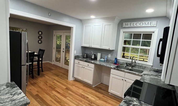 Toddville Road Cabaña | Charming 3-bedroom cottage in pleasant Charlotte with AC, WiFi