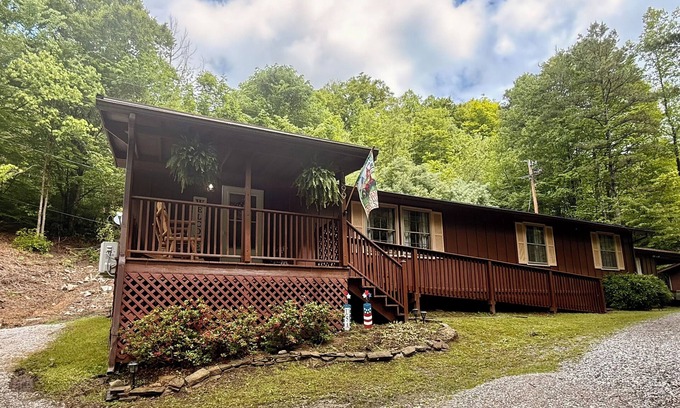 Sassafras Casa | Charming 3-bedroom Cottage with AC, WiFi in quaint Sassafras/Red Oak.