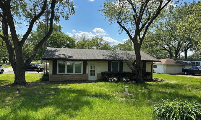 Morris Casa | Charming 3-bedroom Corner house in Morris/ Minooka
