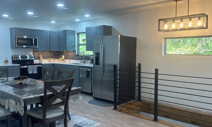 Lansing Cabaña | Charming 3-bedroom cottage with a river view in the bluffs just south of Lansing